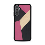 Coque de protection en bois véritable fabriquée en France pour  alliant du bambou, du tulipier rose et noir en forme de mosaïque minimaliste sur le thème de l'art abstrait