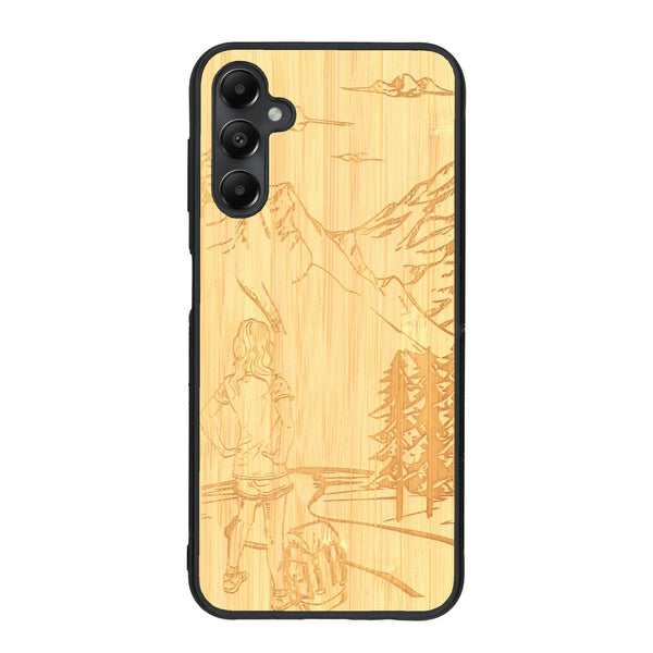 Coque de protection en bois véritable fabriquée en France pour Samsung A05S sur le thème de la randonnée en montagne et de l'aventure avec une gravure représentant une femme de dos face à un paysage de nature