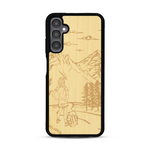 Coque de protection en bois véritable fabriquée en France pour  sur le thème de la randonnée en montagne et de l'aventure avec une gravure représentant une femme de dos face à un paysage de nature
