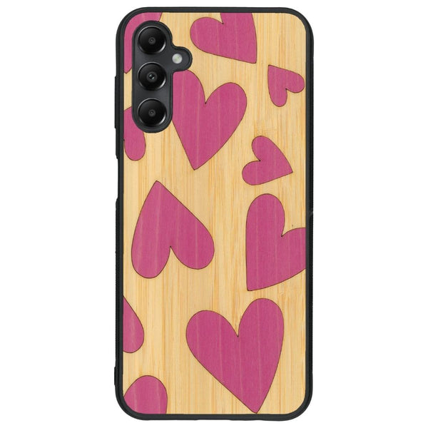 Coque de protection en bois véritable fabriquée en France pour Samsung A05S alliant plusieurs essences de bois pour représenter des coeurs pour les amoureux