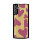 Coque de protection en bois véritable fabriquée en France pour  alliant plusieurs essences de bois pour représenter des coeurs pour les amoureux