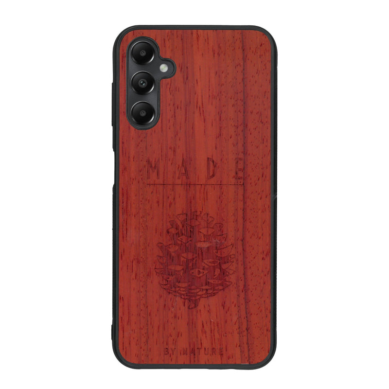 Coque de protection en bois véritable fabriquée en France pour Samsung A05S sur le thème de la nature et des arbres avec une gravure représentant une pomme de pin et la phrase "made by nature"