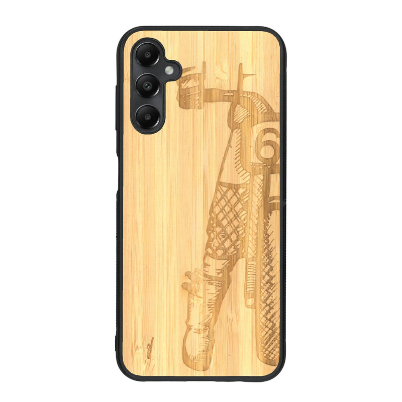 Coque de protection en bois véritable fabriquée en France pour Samsung A05S représentant une vue de face d'une femme sur une moto vintage dessinée à la main par l'artiste Maud Dabs