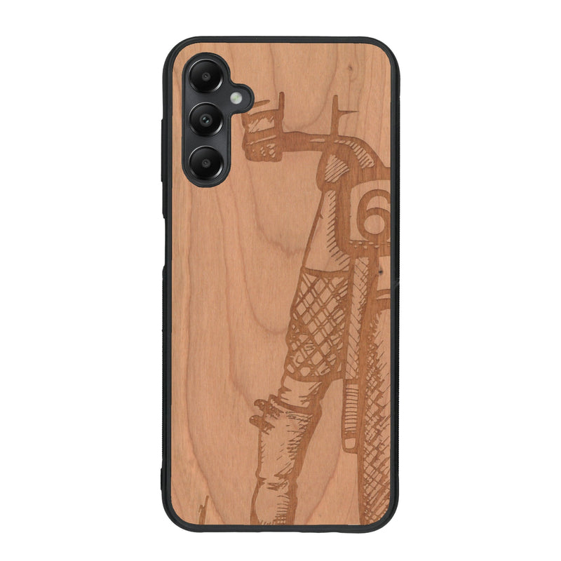 Coque de protection en bois véritable fabriquée en France pour Samsung A05S représentant une vue de face d'une femme sur une moto vintage dessinée à la main par l'artiste Maud Dabs