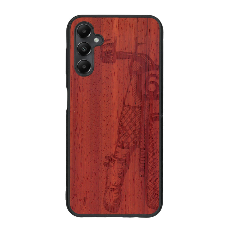 Coque de protection en bois véritable fabriquée en France pour Samsung A05S représentant une vue de face d'une femme sur une moto vintage dessinée à la main par l'artiste Maud Dabs