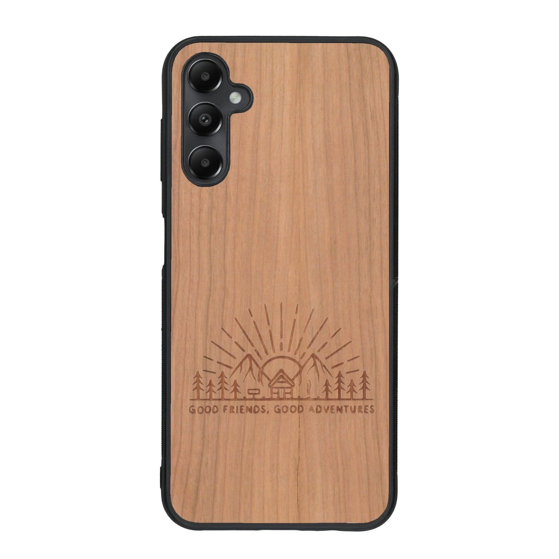 Coque de protection en bois véritable fabriquée en France pour Samsung A05S sur le thème chill et nature avec un motif représentant un levé de soleil sur un paysage de montagne avec des sapins et un chalet et la phrase "Good friends, good adventure"