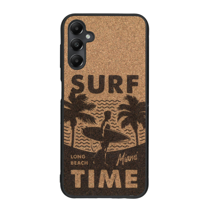 Coque de protection en bois véritable fabriquée en France pour Samsung A05S sur le thème chill avec un motif représentant une silouhette tenant une planche de surf sur une plage entouré de palmiers et les mots "Surf Time Long Beach Miami"