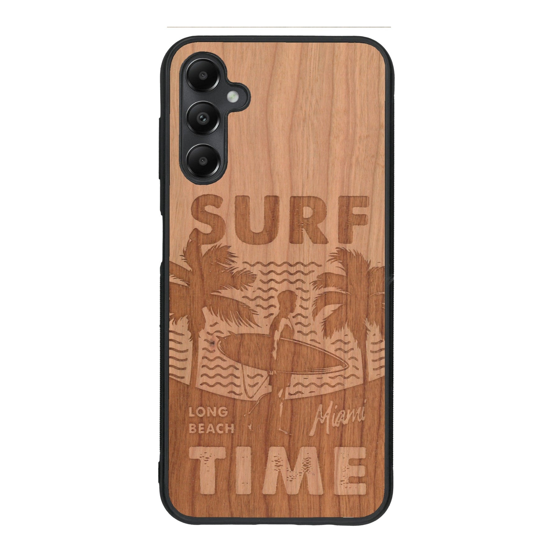 Coque de protection en bois véritable fabriquée en France pour Samsung A05S sur le thème chill avec un motif représentant une silouhette tenant une planche de surf sur une plage entouré de palmiers et les mots "Surf Time Long Beach Miami"