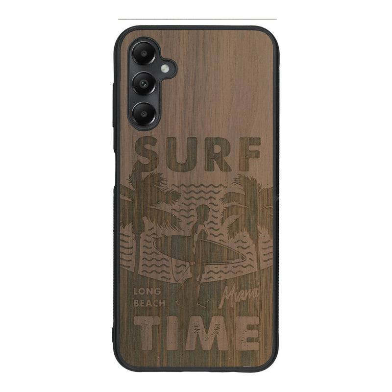 Coque de protection en bois véritable fabriquée en France pour Samsung A05S sur le thème chill avec un motif représentant une silouhette tenant une planche de surf sur une plage entouré de palmiers et les mots "Surf Time Long Beach Miami"