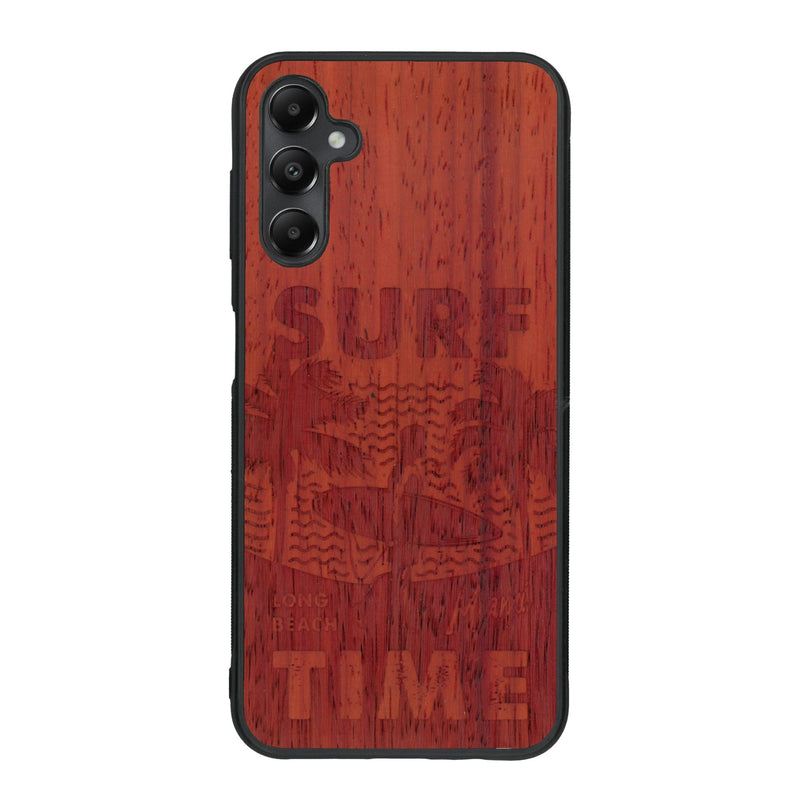 Coque de protection en bois véritable fabriquée en France pour Samsung A05S sur le thème chill avec un motif représentant une silouhette tenant une planche de surf sur une plage entouré de palmiers et les mots "Surf Time Long Beach Miami"