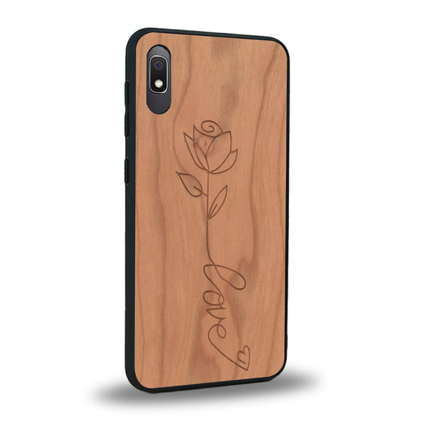 Coque de protection en bois véritable fabriquée en France pour Samsung A10 sur le thème de la fête des mères avec un motif représentant une fleur dont la tige forme le mot "love"