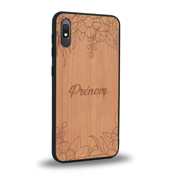 Coque de protection en bois véritable fabriquée en France pour Samsung A10 sur le thème de la fête des mères avec un motif représentant des fleurs et des feuilles