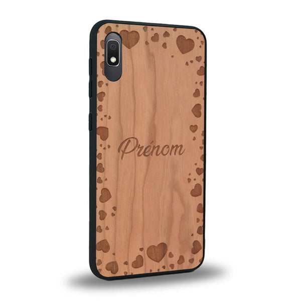 Coque de protection en bois véritable fabriquée en France pour Samsung A10 sur le thème de la fête des mères avec un motif représentant des coeurs et des feuilles