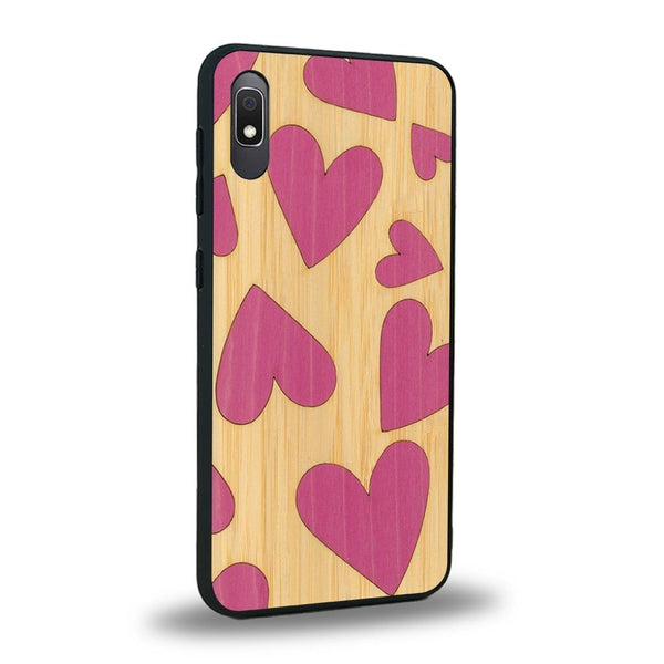 Coque de protection en bois véritable fabriquée en France pour Samsung A10E alliant plusieurs essences de bois pour représenter des coeurs pour les amoureux