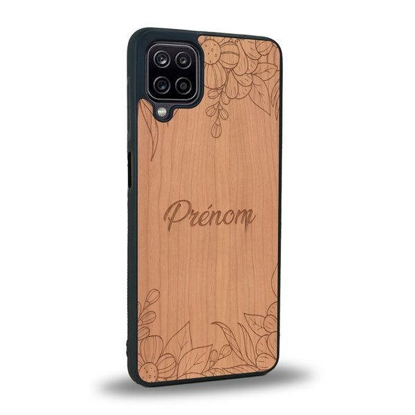 Coque de protection en bois véritable fabriquée en France pour Samsung A12 sur le thème de la fête des mères avec un motif représentant des fleurs et des feuilles