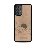 Coque de protection en bois véritable fabriquée en France pour  représentant des montagnes, sur le thème de la randonnée en pleine nature et du trail