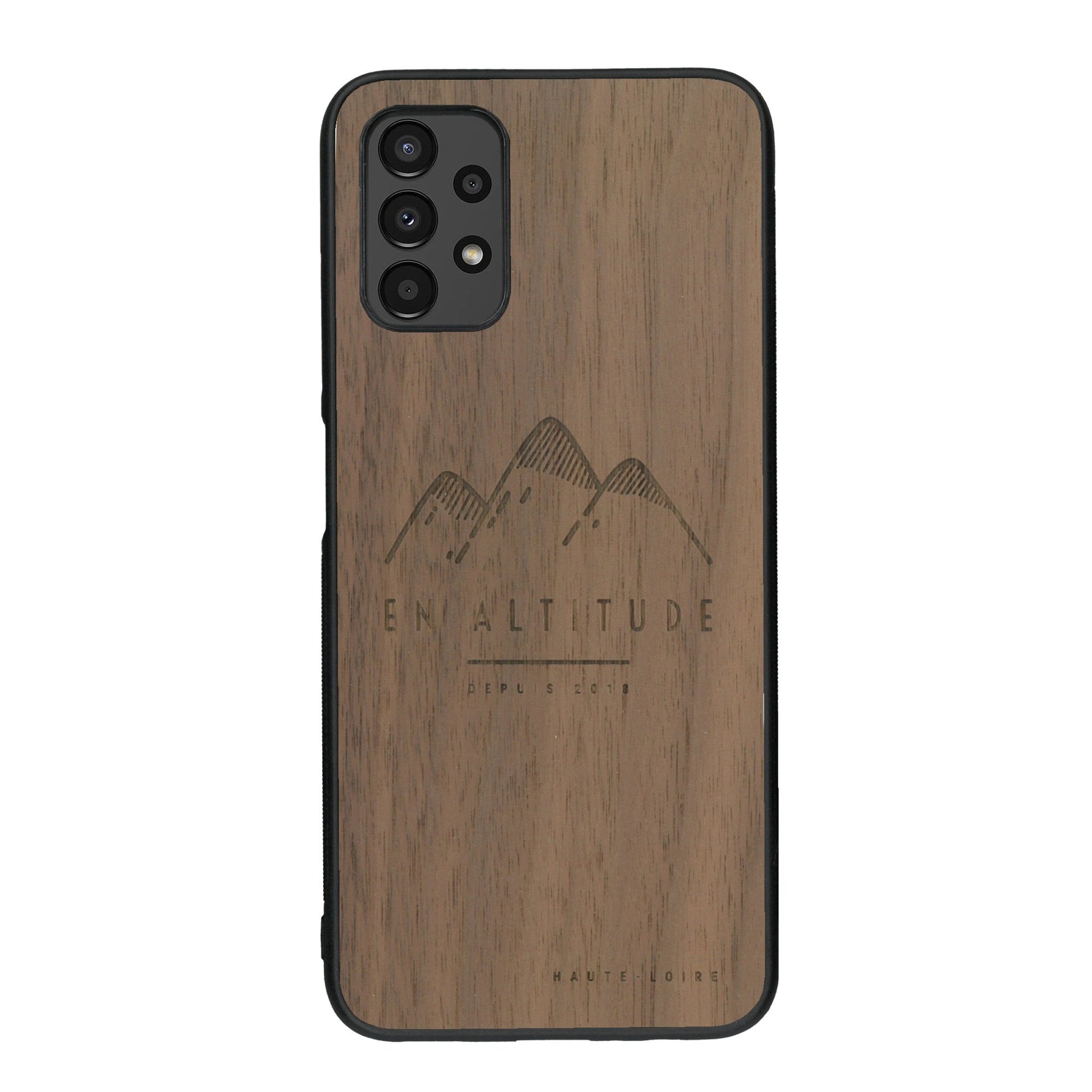Coque de protection en bois véritable fabriquée en France pour Samsung A13 représentant des montagnes, sur le thème de la randonnée en pleine nature et du trail