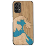Coque de protection en bois véritable fabriquée en France pour Samsung A13 alliant plusieurs essences de bois pour représenter la célèbre grande vague de Kanagawa