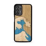 Coque de protection en bois véritable fabriquée en France pour  alliant plusieurs essences de bois pour représenter la célèbre grande vague de Kanagawa