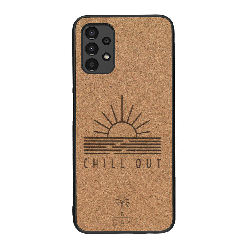 Coque de protection en bois véritable fabriquée en France pour Samsung A13 sur le thème chill avec un motif représentant un couché de soleil sur l'océan et la phrase "Chill out"