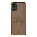 Coque de protection en bois véritable fabriquée en France pour Samsung A13 sur le thème chill avec un motif représentant un couché de soleil sur l'océan et la phrase "Chill out"