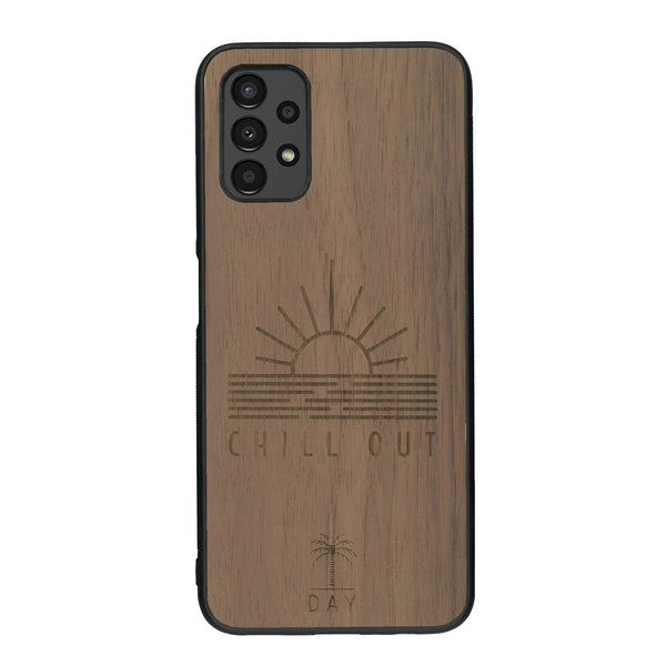Coque de protection en bois véritable fabriquée en France pour Samsung A13 sur le thème chill avec un motif représentant un couché de soleil sur l'océan et la phrase "Chill out"