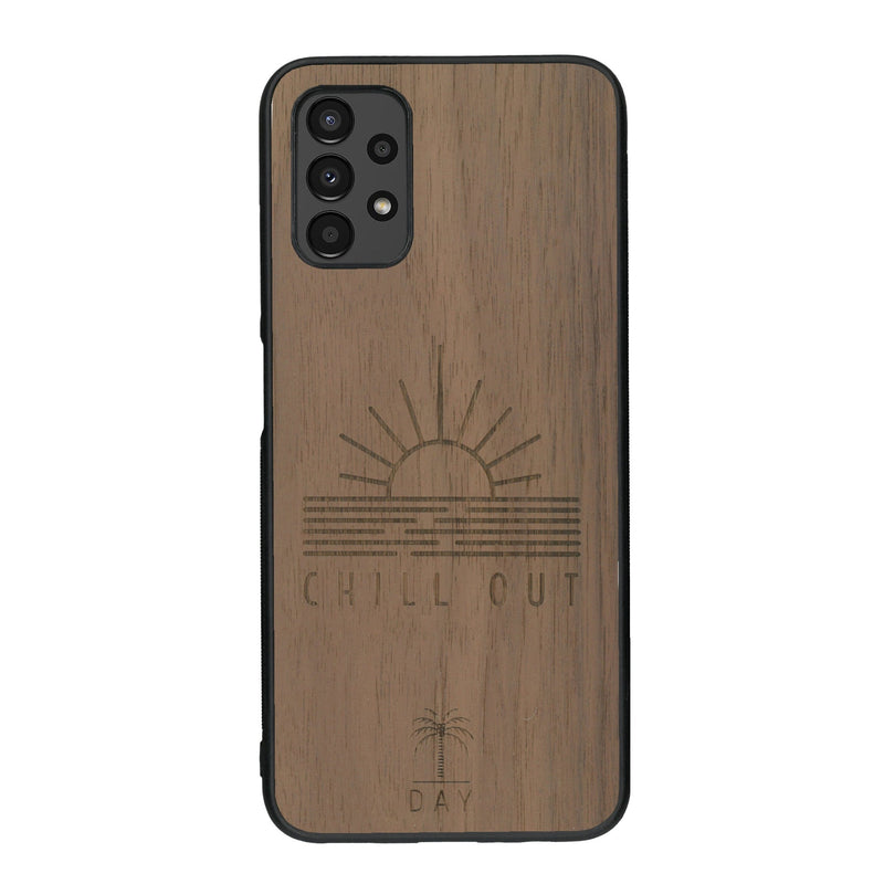 Coque de protection en bois véritable fabriquée en France pour Samsung A13 sur le thème chill avec un motif représentant un couché de soleil sur l'océan et la phrase "Chill out"