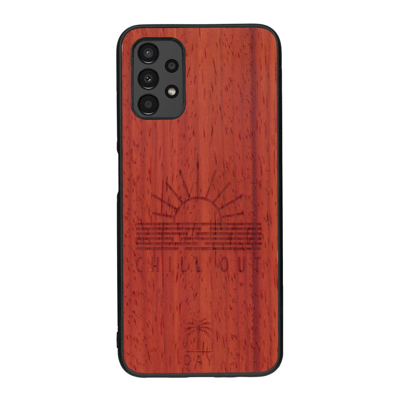 Coque de protection en bois véritable fabriquée en France pour Samsung A13 sur le thème chill avec un motif représentant un couché de soleil sur l'océan et la phrase "Chill out"