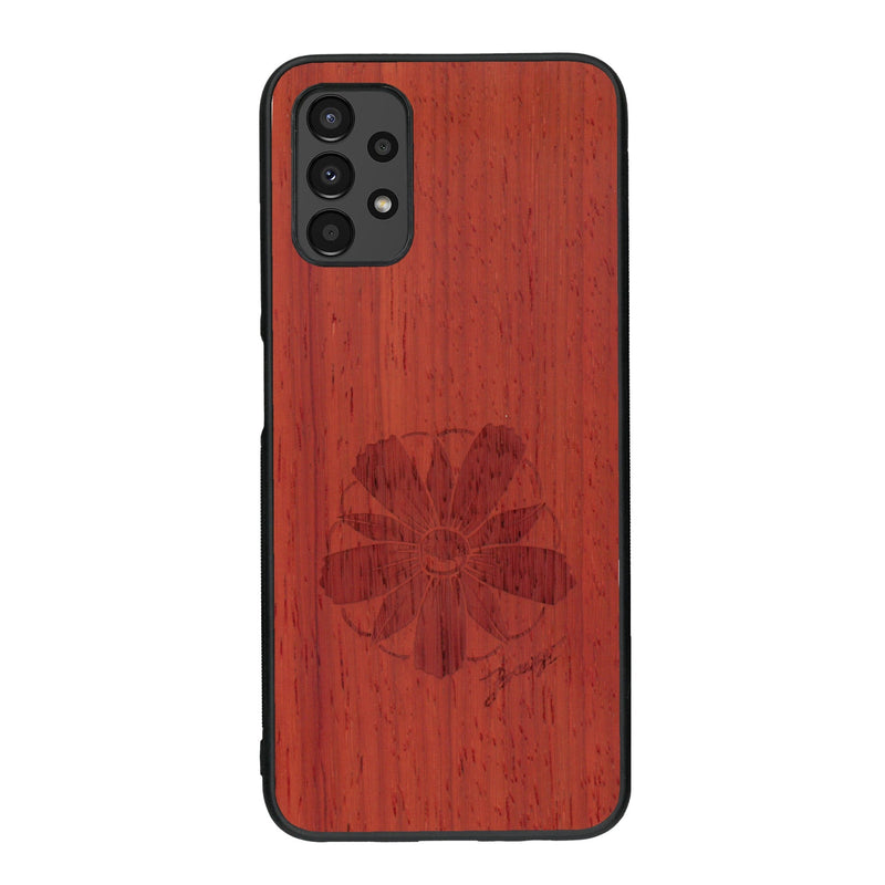 Coque de protection en bois véritable fabriquée en France pour Samsung A13 sur le thème des fleurs et de la montagne avec un motif de gravure représentant les pétales d'une fleur des montagnes