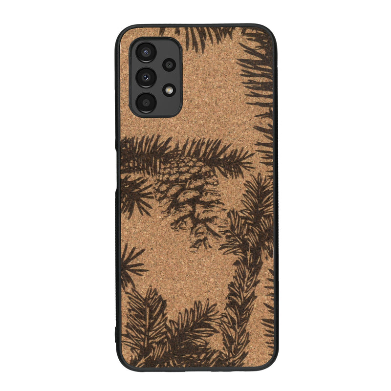 Coque de protection en bois véritable fabriquée en France pour Samsung A13 sur le thème de la nature des arbres avec un motif de gravure représentant des épines de sapin et des pommes de pin