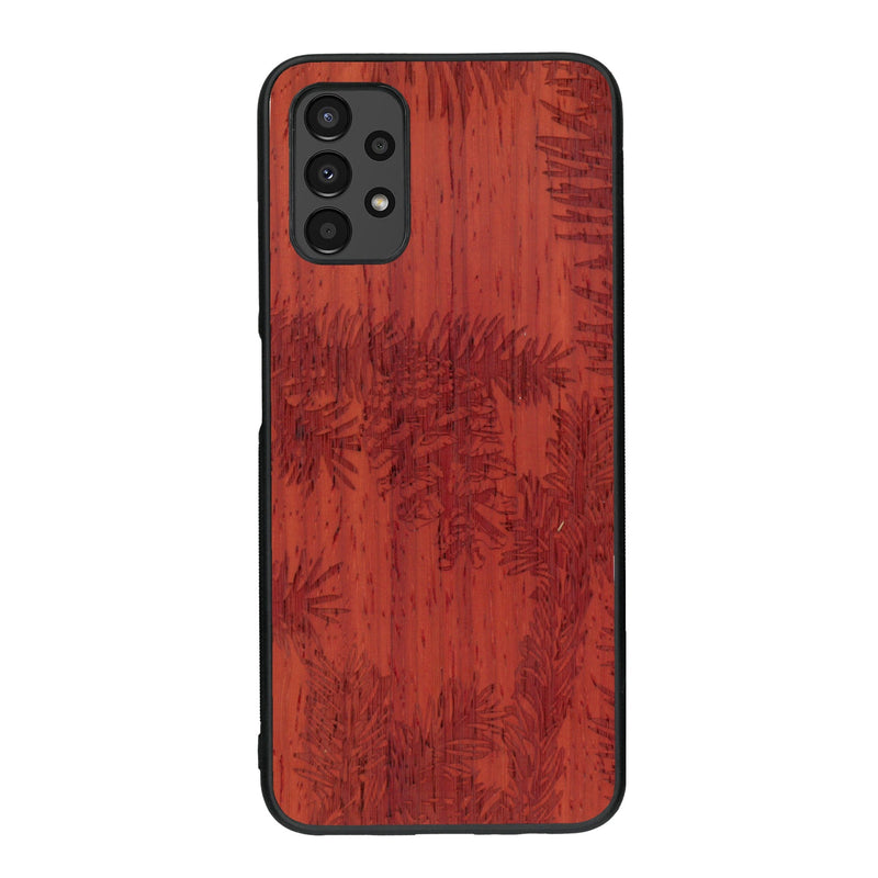 Coque de protection en bois véritable fabriquée en France pour Samsung A13 sur le thème de la nature des arbres avec un motif de gravure représentant des épines de sapin et des pommes de pin