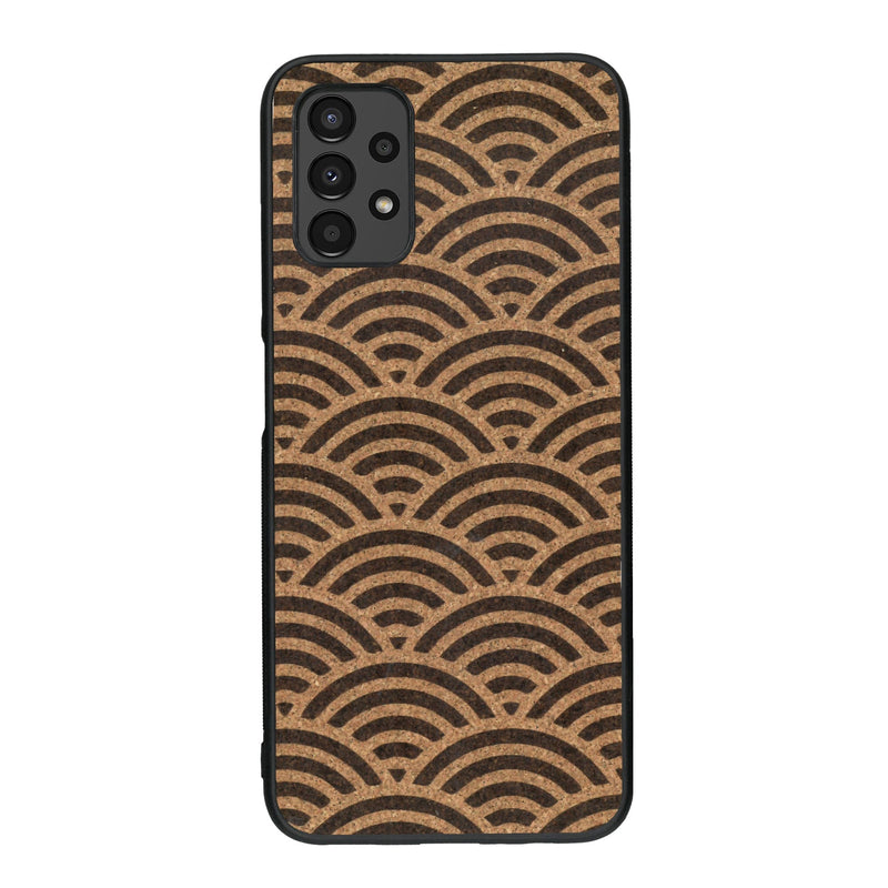 Coque de protection en bois véritable fabriquée en France pour Samsung A13 baptisée "La Sinjak" avec un motif de gravure abstrait représentant la répétition d'un symbole wifi