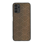 Coque de protection en bois véritable fabriquée en France pour Samsung A13 baptisée "La Sinjak" avec un motif de gravure abstrait représentant la répétition d'un symbole wifi