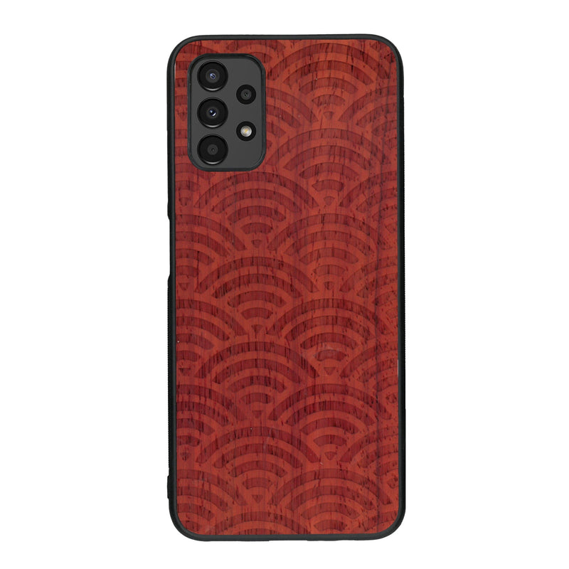 Coque de protection en bois véritable fabriquée en France pour Samsung A13 baptisée "La Sinjak" avec un motif de gravure abstrait représentant la répétition d'un symbole wifi