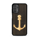 Coque de protection en bois véritable fabriquée en France pour  sur le thème nautique avec un bois clair et un bois foncé représentant une ancre de bateau