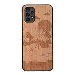 Coque de protection en bois véritable fabriquée en France pour Samsung A13 sur le thème du camping en pleine nature représentant une tente avec un feu de camp entouré de montagnes