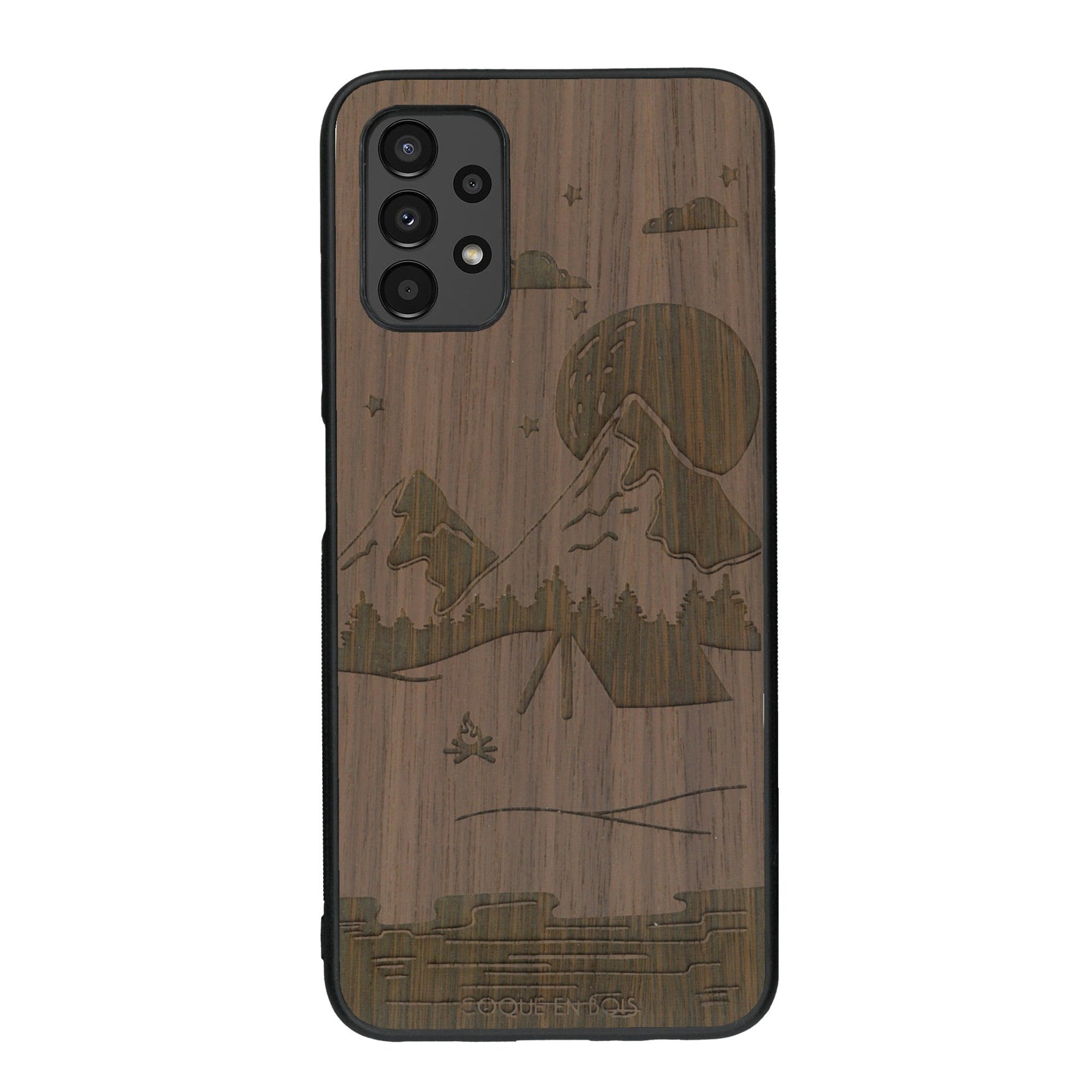 Coque de protection en bois véritable fabriquée en France pour Samsung A13 sur le thème du camping en pleine nature représentant une tente avec un feu de camp entouré de montagnes