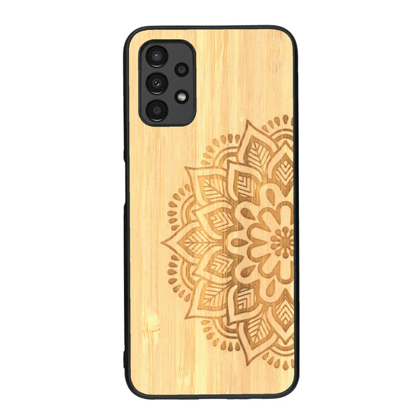 Coque de protection en bois véritable fabriquée en France pour Samsung A13 sur le thème de la bohème et du tatouage au henné avec une gravure représentant un mandala