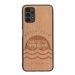 Coque de protection en bois véritable fabriquée en France pour Samsung A13 sur le thème des voyages en vans, vanlife et chill avec une gravure représentant un van vw combi devant le soleil couchant sur une plage avec des vagues