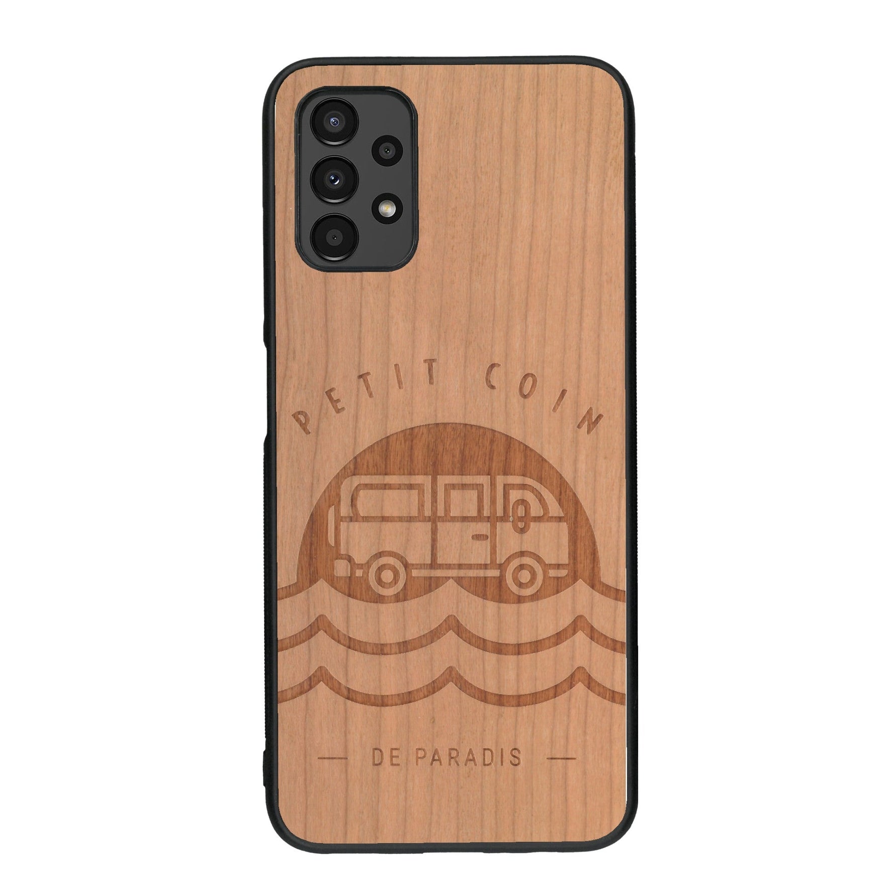 Coque de protection en bois véritable fabriquée en France pour Samsung A13 sur le thème des voyages en vans, vanlife et chill avec une gravure représentant un van vw combi devant le soleil couchant sur une plage avec des vagues