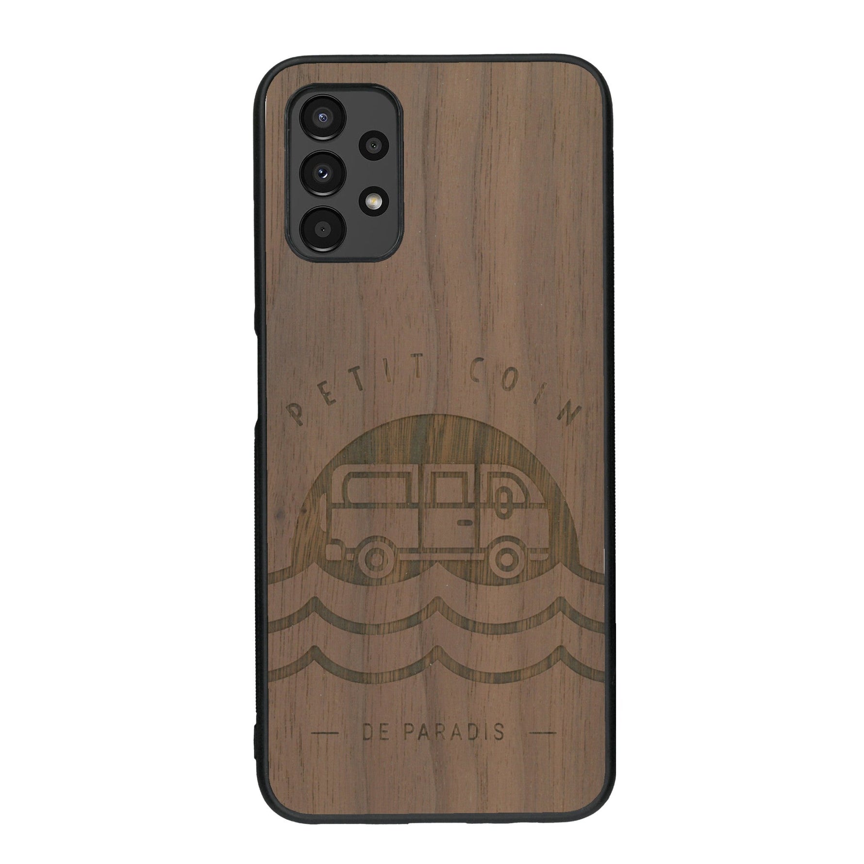 Coque de protection en bois véritable fabriquée en France pour Samsung A13 sur le thème des voyages en vans, vanlife et chill avec une gravure représentant un van vw combi devant le soleil couchant sur une plage avec des vagues
