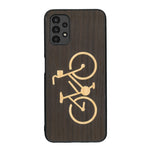 Coque de protection en bois véritable fabriquée en France pour Samsung A13 sur le theme du vélo et de l'outdoor qui allie du bambou et du chêne fumé représentant un vélo
