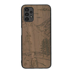 Coque de protection en bois véritable fabriquée en France pour Samsung A13 sur le thème de la randonnée en montagne et de l'aventure avec une gravure représentant une femme de dos face à un paysage de nature