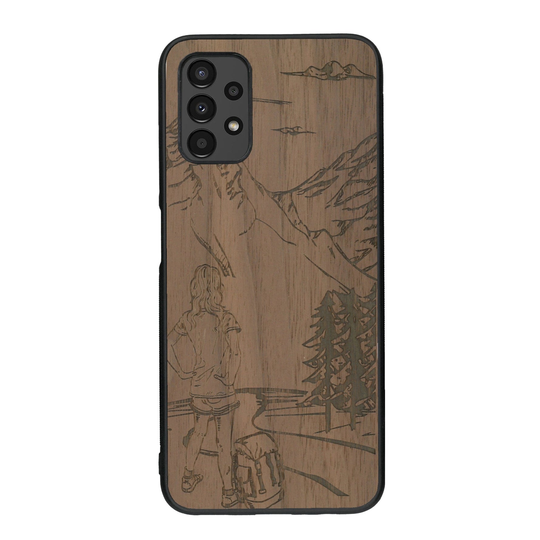 Coque de protection en bois véritable fabriquée en France pour Samsung A13 sur le thème de la randonnée en montagne et de l'aventure avec une gravure représentant une femme de dos face à un paysage de nature