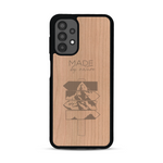 Coque de protection en bois véritable fabriquée en France pour  sur le thème de la nature et des arbres avec une gravure représentant une pomme de pin et la phrase "made by nature"