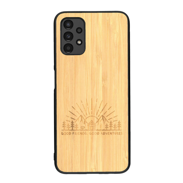 Coque de protection en bois véritable fabriquée en France pour Samsung A13 sur le thème chill et nature avec un motif représentant un levé de soleil sur un paysage de montagne avec des sapins et un chalet et la phrase "Good friends, good adventure"