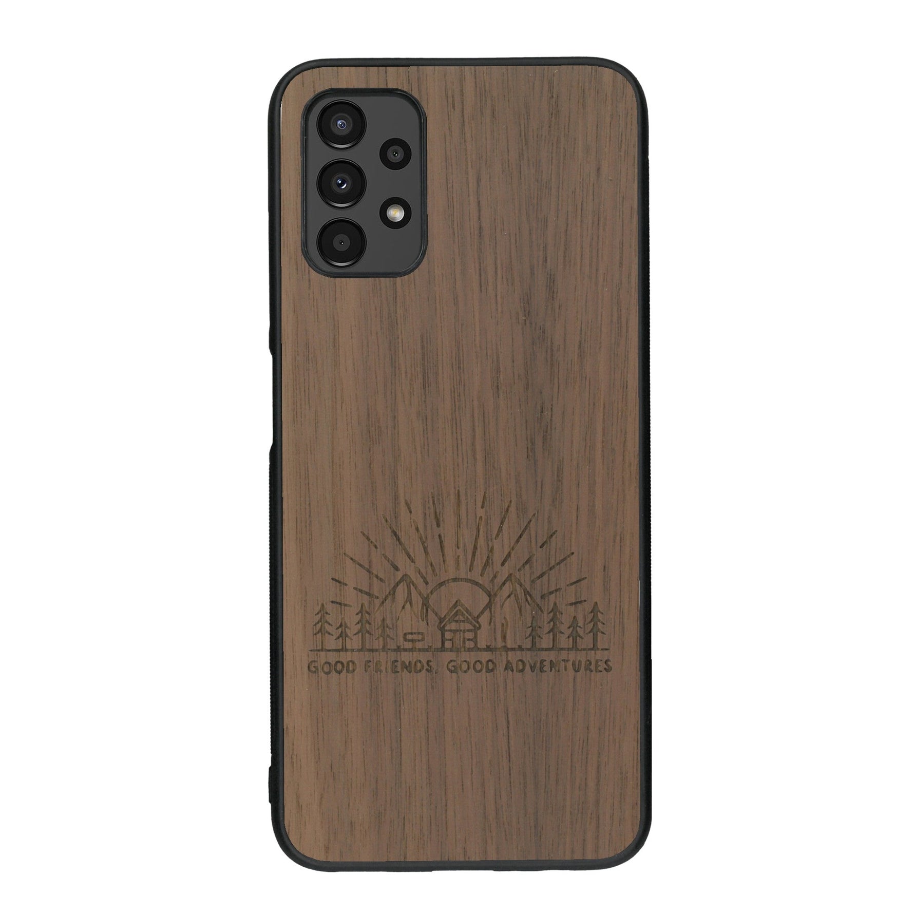 Coque de protection en bois véritable fabriquée en France pour Samsung A13 sur le thème chill et nature avec un motif représentant un levé de soleil sur un paysage de montagne avec des sapins et un chalet et la phrase "Good friends, good adventure"