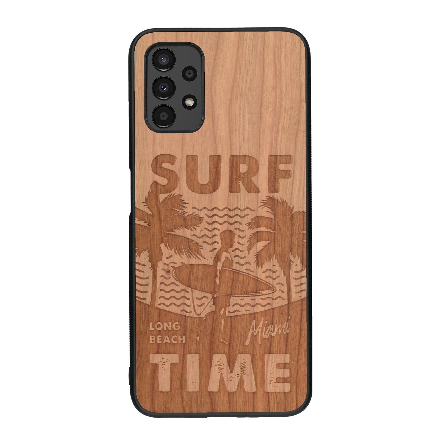 Coque de protection en bois véritable fabriquée en France pour Samsung A13 sur le thème chill avec un motif représentant une silouhette tenant une planche de surf sur une plage entouré de palmiers et les mots "Surf Time Long Beach Miami"
