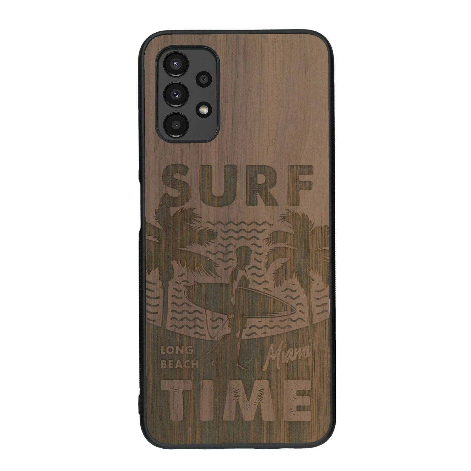 Coque de protection en bois véritable fabriquée en France pour Samsung A13 sur le thème chill avec un motif représentant une silouhette tenant une planche de surf sur une plage entouré de palmiers et les mots "Surf Time Long Beach Miami"