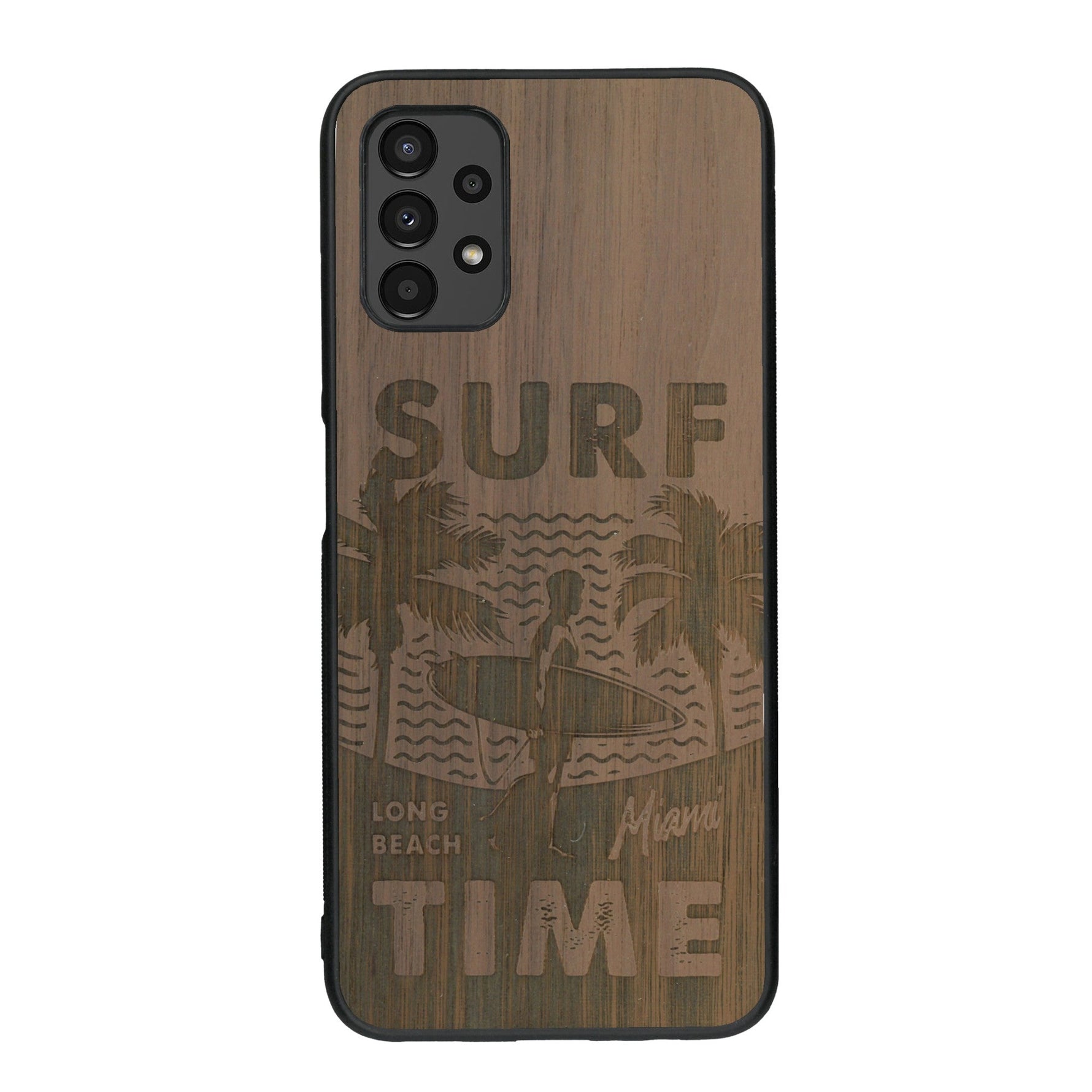 Coque de protection en bois véritable fabriquée en France pour Samsung A13 sur le thème chill avec un motif représentant une silouhette tenant une planche de surf sur une plage entouré de palmiers et les mots "Surf Time Long Beach Miami"